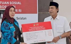 Anggota DPR RI Ashabul Kahfi Serahkan Rp15 Miliar Bantuan Sosial ke Warga Makassar