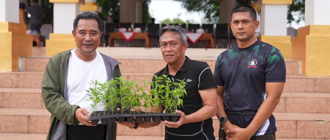 Pj Gubernur Sulsel Bahtiar Bagikan Bibit Cabai di Lapangan Merdeka Pj Gubernur Sulsel Bahtiar Bagikan Bibit Cabai di Lapangan Merdeka