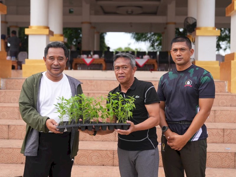 Pj Gubernur Sulsel Bahtiar Bagikan Bibit Cabai di Lapangan Merdeka