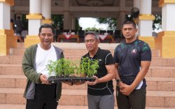 Pj Gubernur Sulsel Bahtiar Bagikan Bibit Cabai di Lapangan Merdeka