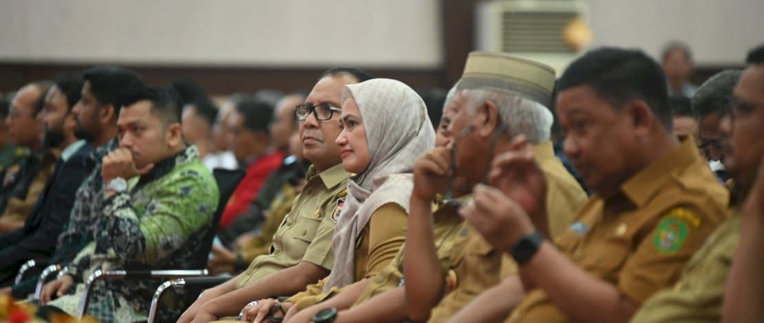 Bupati Luwu Utara, Indah Putri Indriani, hadir menyaksikan Penandatanganan MoU antara Provinsi Sulsel dengan PT. Yas Export International tentang pembelian hasil budidaya pisang cavendish, Senin, 27 November 2023, di Ruang Pola Kantor Gubernur Sulsel.