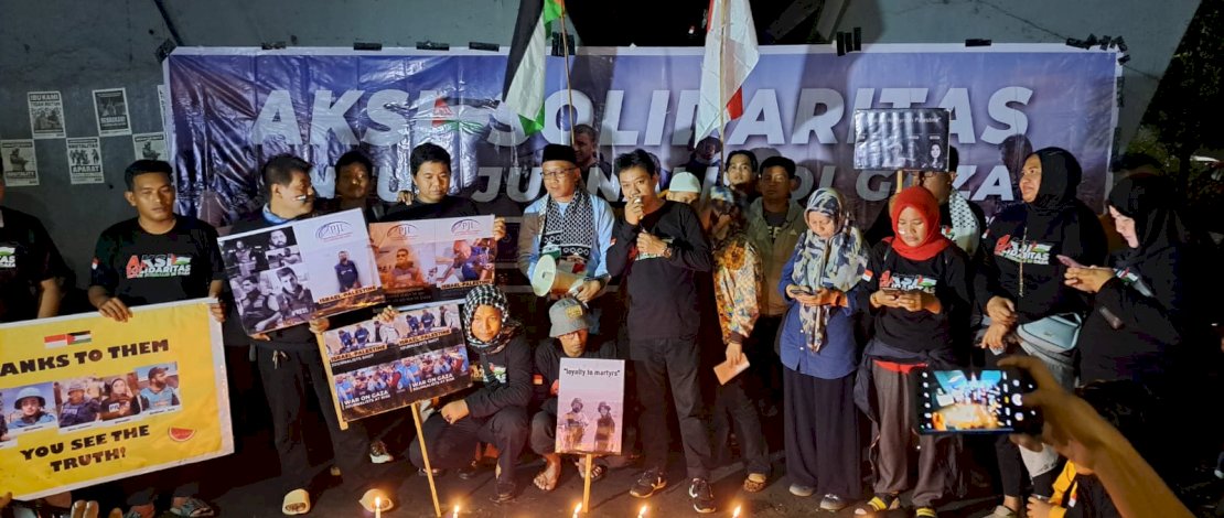 Koalisi Jurnalis Sulsel menggelar Aksi Peduli Palestina, di Flyover Makassar, Senin malam, 27 November 2023. Aksi ini dilakukan untuk mengenang jurnalis yang tewas saat melakukan tugas peliputan di Jalur Gaza. Koalisi Jurnalis Sulsel menggelar Aksi Peduli Palestina, di Flyover Makassar, Senin malam, 27 November 2023. Aksi ini dilakukan untuk mengenang jurnalis yang tewas saat melakukan tugas peliputan di Jalur Gaza.