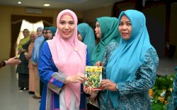 Silaturahmi ke Pengurus PKK Jeneponto, Sofha Marwah Bahtiar Serahkan Bantuan Bibit Cabai