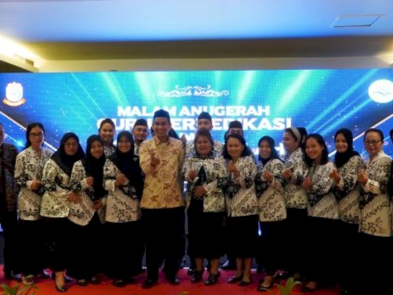 Rudianto Lallo Beri Penghargaan 24 Guru di Makassar