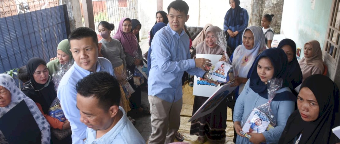 Di Kota Makassar, kampanye perdana Prabowo - Gibran diawali dengan berbagi makanan gratis dan susu formula untuk ibu hamil yang dilakukan oleh DPC Partai Gerindra Kota Makassar.