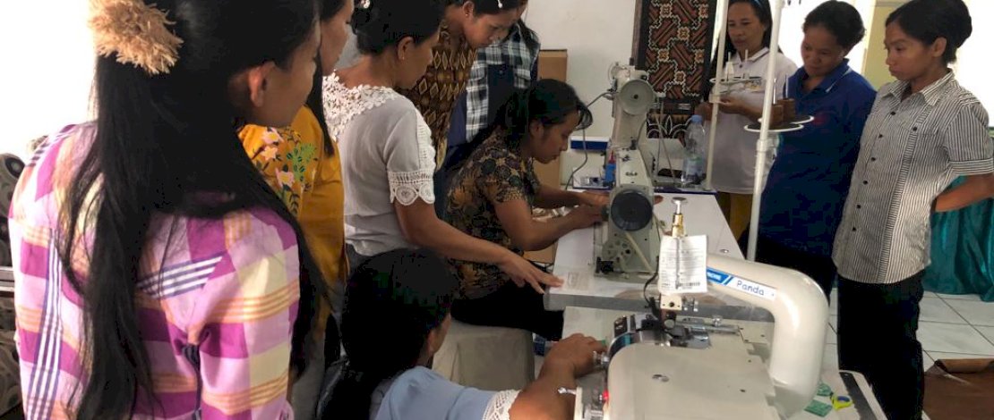 Dekranasda Sulsel Salurkan Bantuan Peralatan Kerajinan Anyaman di Tator Dekranasda Sulsel Salurkan Bantuan Peralatan Kerajinan Anyaman di Tator