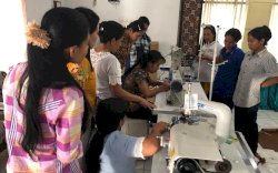 Dekranasda Sulsel Salurkan Bantuan Peralatan Kerajinan Anyaman di Tator