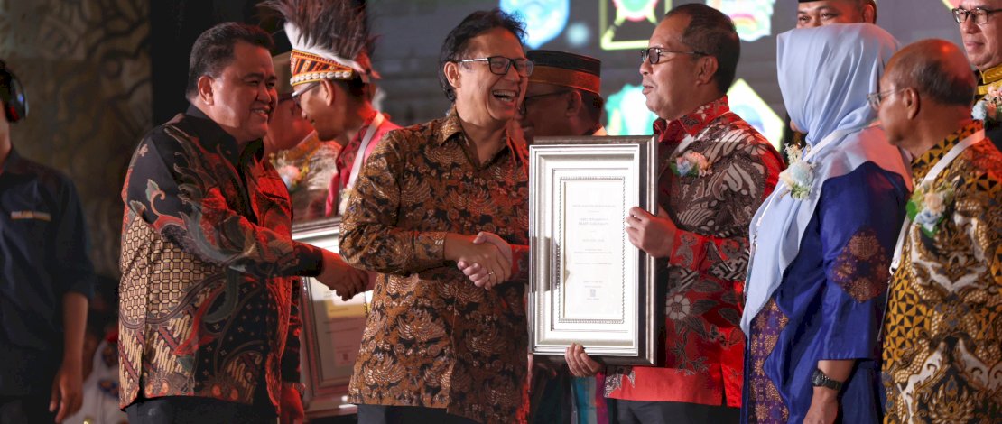Wali Kota Makassar Moh Ramdhan "Danny" Pomanto menerima Penghargaan Kota Sehat Kategori Padapa dalam Malam Penganugerahan Penghargaan Kabupaten/Kota Sehat (Swasti Saba) dan STBM Award Tahun 2023 secara langsung oleh Menteri Kesehatan, Budi Gunadi Sadikin. Wali Kota Makassar Moh Ramdhan "Danny" Pomanto menerima Penghargaan Kota Sehat Kategori Padapa dalam Malam Penganugerahan Penghargaan Kabupaten/Kota Sehat (Swasti Saba) dan STBM Award Tahun 2023 secara langsung oleh Menteri Kesehatan, Budi Gunadi Sadikin.