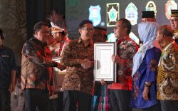 Wali Kota Danny Pomanto Terima Penghargaan Kota Sehat Kategori Padapa dari Menkes RI