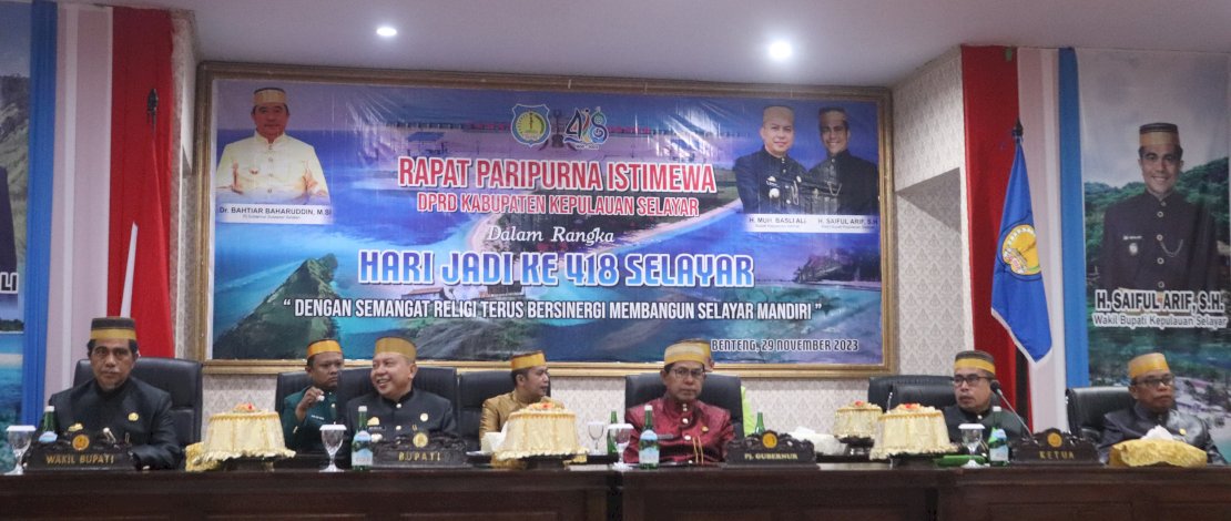 Puncak peringatan Hari Jadi ke-418 Selayar berlangsung di Ruang Pola Kantor Bupati Kepulauan Selayar, melalui Rapat Paripurna Istimewa DPRD yang dipimpin oleh Ketua DPRD Selayar Mappatunru, Rabu, 29 November 2023. 