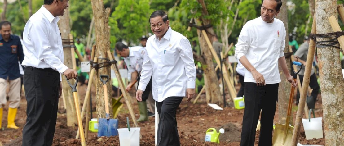 Presiden Jokowi turut didampingi Menteri Pertanian Andi Amran Sulaiman saat menghadiri acara Gerakan Tanam Pohon Bersama di Hutan JIEP Kawasan Industri Pulo Gadung, Jakarta Timur, Rabu, 29 November 2023.