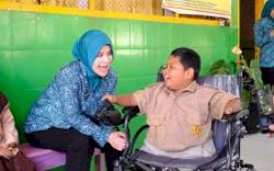 Ketua TP PKK Gowa Serahkan Kursi Roda Elektrik Untuk Reski 