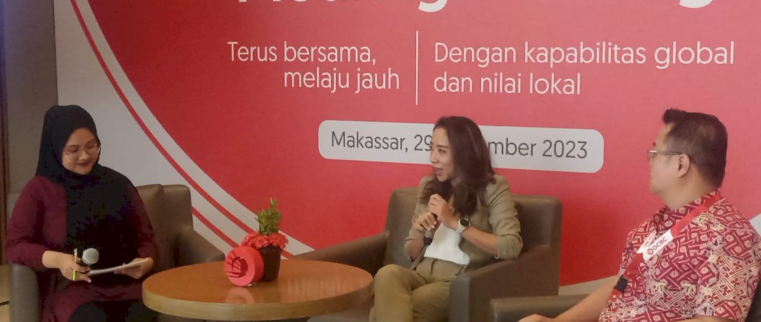 Jenny Hartanto, National Network Head OCBC Indonesia (tengah) saat memaparkan mengenai pergantian identitas baru Bank OCBC NISP menjadi OCBC di Makassar, Ranu 29 November 2023