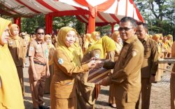 Pj Sekda Gowa Serahkan 31 Piagam Penghargaan Pada Peringatan HKN