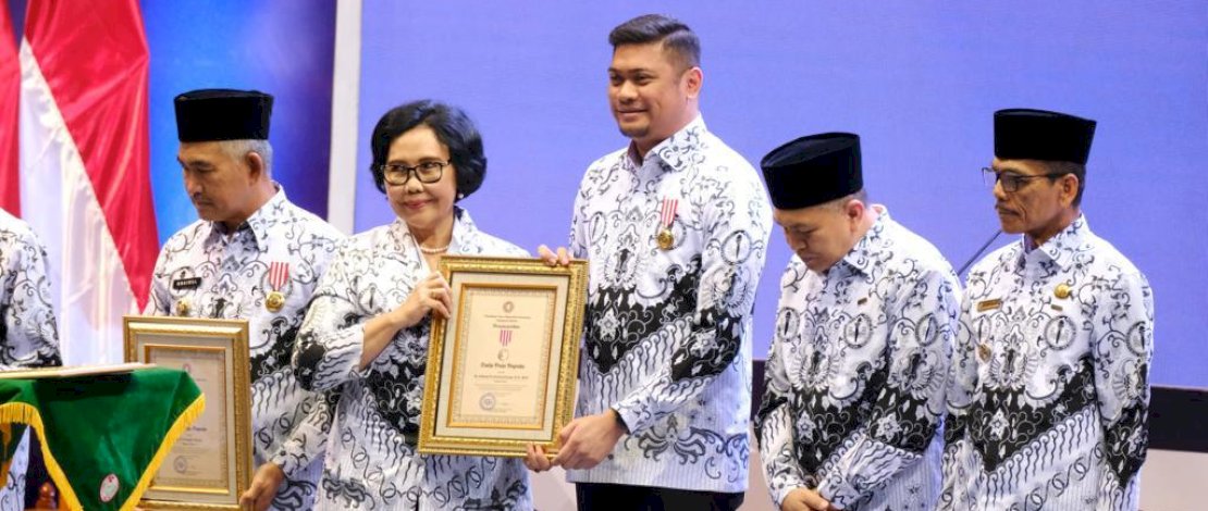 Peduli Terhadap Guru dan Pendidikan, Adnan Raih Penghargaan Dwija Praja Nugraha 