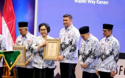 Peduli Terhadap Guru dan Pendidikan, Adnan Raih Penghargaan Dwija Praja Nugraha 