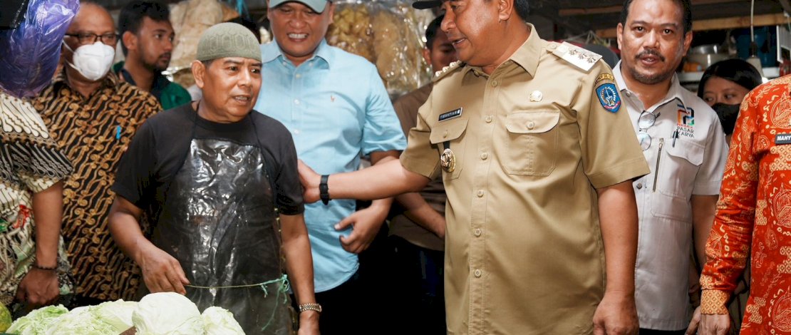 Pj Gubernur Sulsel, Bahtiar berbincang dengan salah satu pedagang di Pasar Toddopuli saat melakukan operasi pasar jelang natal dan tahun baru, Kamis 30 November 20023