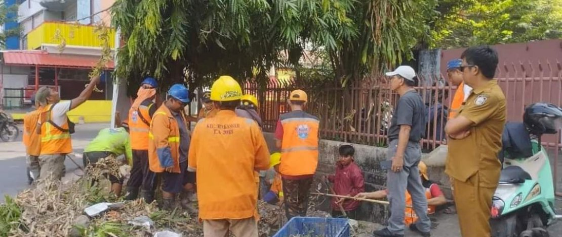 Camat Makassar Intens Awasi Pemangkasan Pohon dan Kebersihan