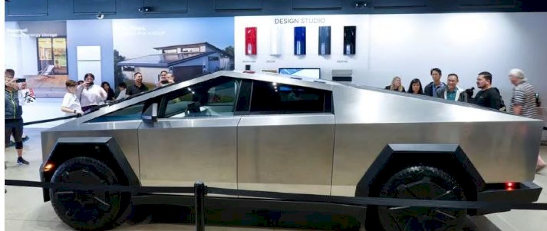 Line up terbaru dari tesla Cybertruck yang terlambat dirilis selama dua tahun. 