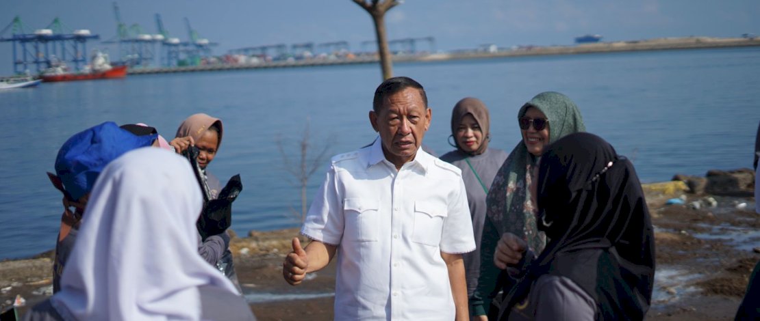 Hamka B Kady ikut aksi bersih-bersih dan pemeliharaan sarana serta prasarana di kawasan Pelabuhan Paotere, Kota Makassar, Sulawesi Selatan, Jumat, 1 Desember 2023.