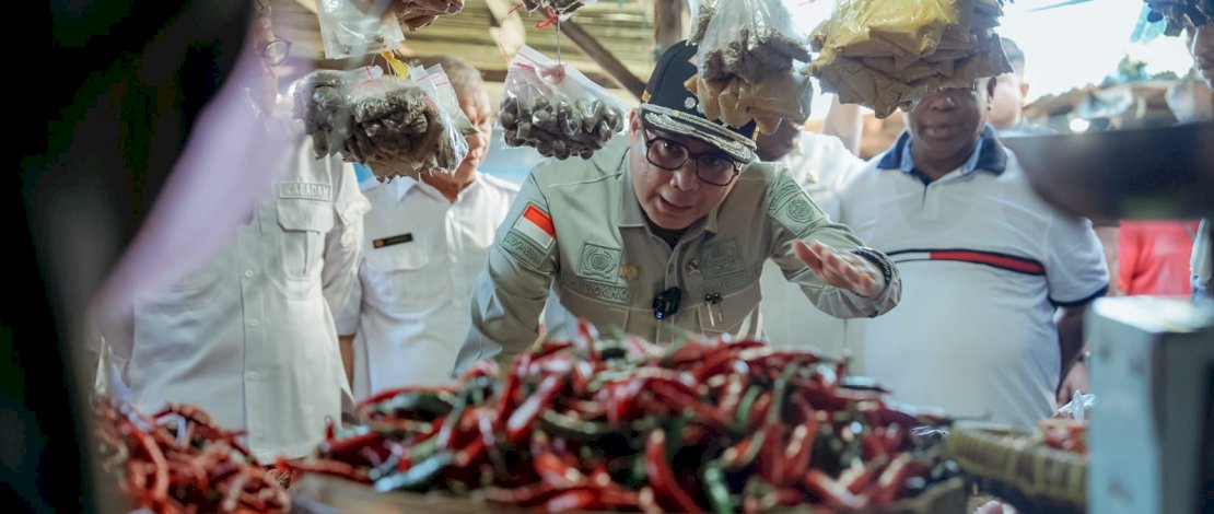 Wakil Menteri Pertanian (Wamentan), Harvick Hasnul Qolbi, melakukan inspeksi mendadak (sidak) di Pasar Wosi Kabupaten Manokwari, Papua Barat, pada Sabtu, 2 Desember 2023. Wakil Menteri Pertanian (Wamentan), Harvick Hasnul Qolbi, melakukan inspeksi mendadak (sidak) di Pasar Wosi Kabupaten Manokwari, Papua Barat, pada Sabtu, 2 Desember 2023.