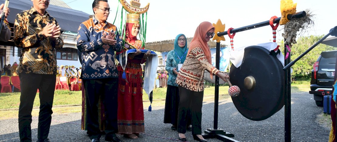 Bupati Luwu Utara, Indah Putri Indriani, kembali melakukan Pencanangan 60 Kampung Keluarga Berkualitas (KB).