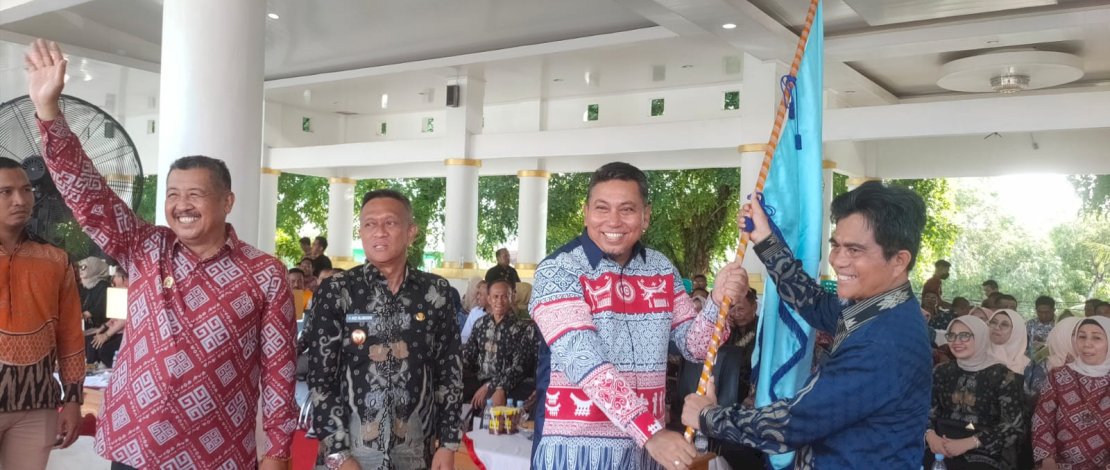 Wakil Bupati Kepulauan Selayar, Saiful Arif, menerima Pataka Koperasi, di Penghujung Upacara Peringatan Hari Ulang Tahun ke 76 Koperasi Tingkat Provinsi Sulawesi Selatan, di Lapangan Merdeka Bone, Sabtu, 2 Desember 2023.