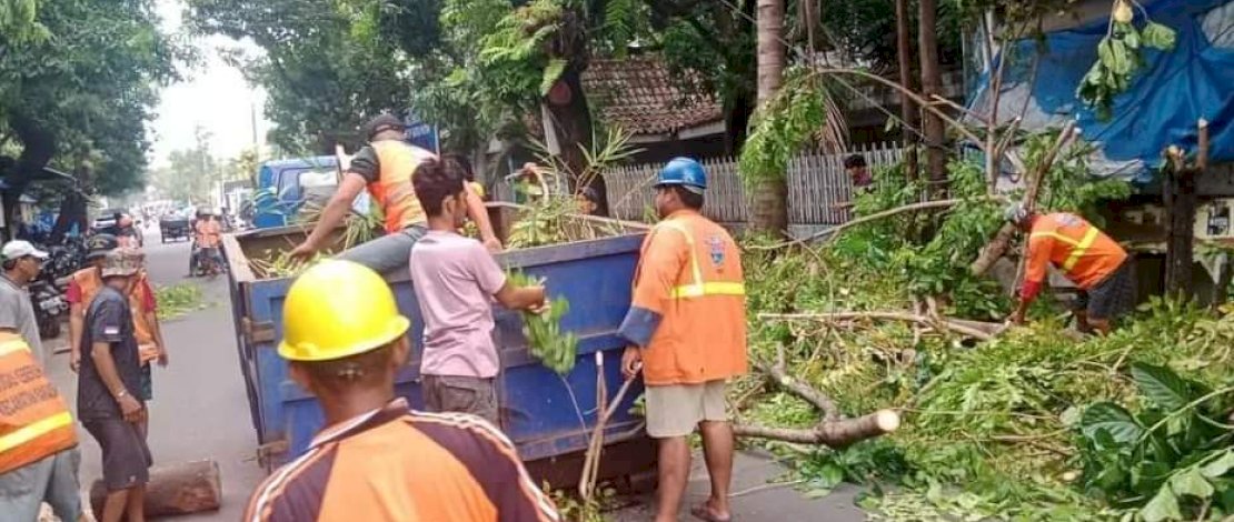 Cegah Banjir, Camat Makassar Ajak Warga Buang Sampah Pada Tempatnya