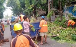 Cegah Banjir, Camat Makassar Ajak Warga Buang Sampah Pada Tempatnya