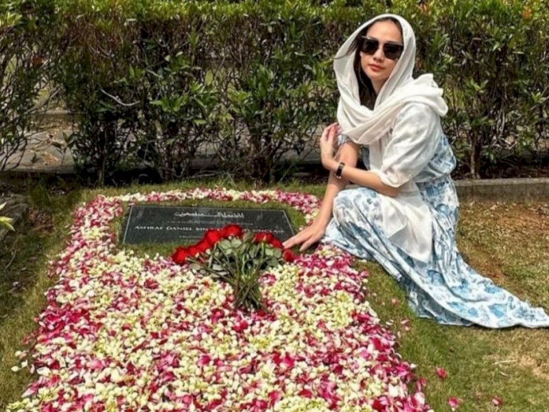 Kunjugi Makam Ashraf Sinclair: BCL Taburkan Bunga Jelang Menikah dengan Tiko Aryawardhana