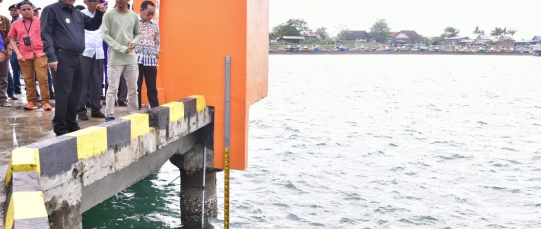 Penjabat Gubernur Sulsel, Bahtiar Baharuddin, melakukan peninjauan ke Pelabuhan Perikanan Boddia, Kabupaten Takalar, Minggu, 3 Desember 2023. 
