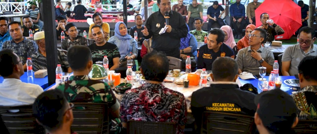 Pj Gubernur Bahtiar berdialog dengan nelayan di PPI Beba.