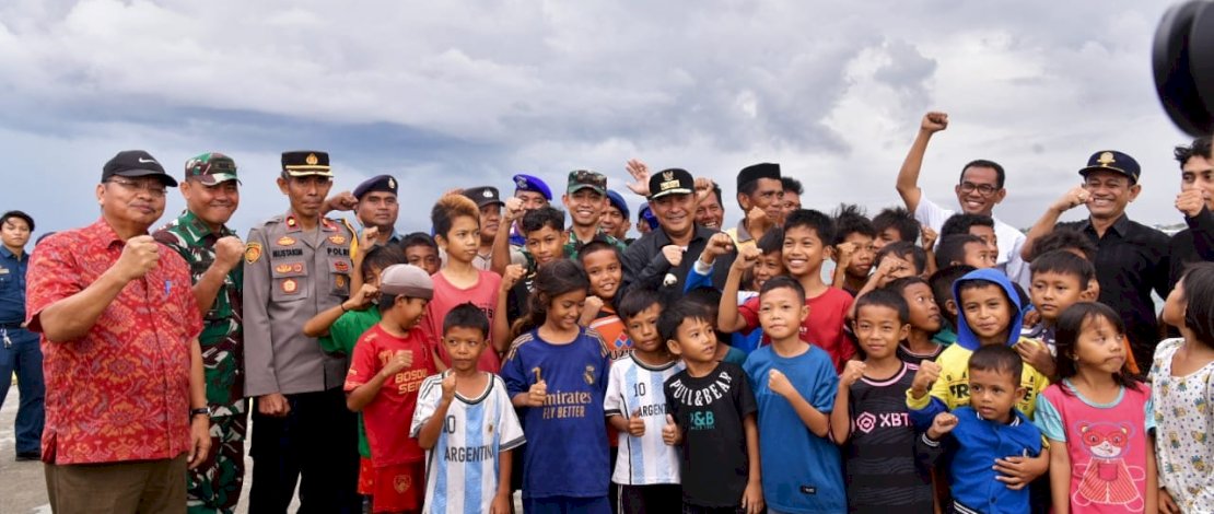 Pj Gubernur Bahtiar berfoto bersama dengan anak-anak nelayan PPI Beba, Takalar.