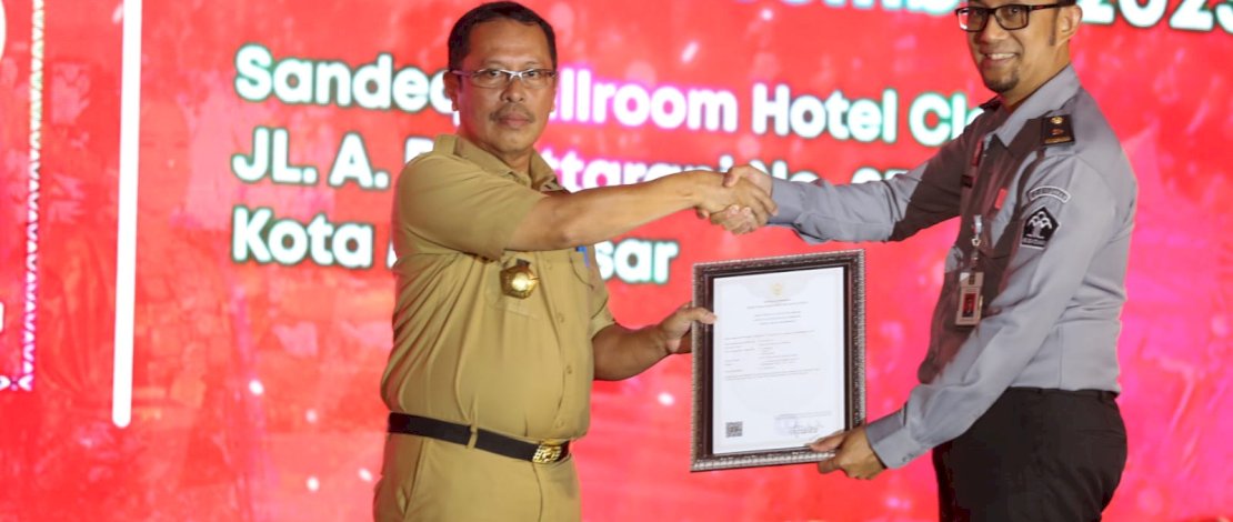 Penyerahan sertifikat kekayaan intelektual komunal untuk 20 makanan yang ada di Makassar. Penyerahan sertifikat kekayaan intelektual komunal untuk 20 makanan yang ada di Makassar.