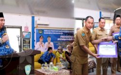 Bentuk Apresiasi, Bupati Maros Beri Penghargaan Perpustakaan Desa Berbasis Inklusi Sosial