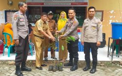 Silaturahmi ke Forkopincam Barebbo, Kapolsek Iptu Dodie Bawa Ole-ole Bibit Durian Musang King