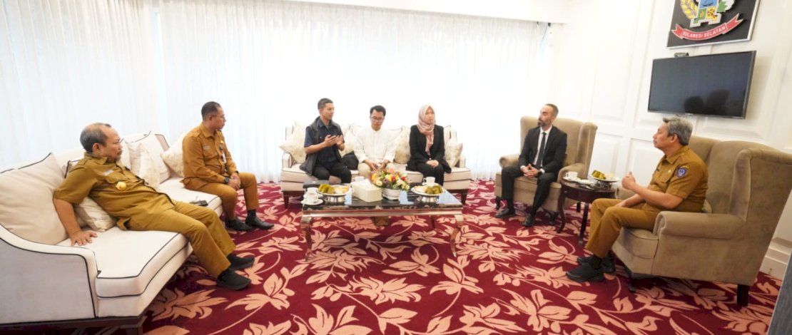 Penjabat Sekretaris Daerah Provinsi Sulsel, Andi Muhammad Arsjad, menerima kunjungan dari manajemen Edutolia Education, di Baruga Lounge Kantor Gubernur Sulsel, Selasa, 5 Desember 2023.