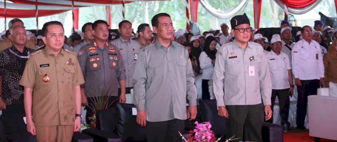 Mentan Amran dalam kegiatan pembinaan penyuluh pertanian SMKPP Negeri Sembawa, Kabupaten Banyuasin, Sumatera Selatan, Senin (13/11/2023).
Mentan Amran dalam kegiatan pembinaan penyuluh pertanian SMKPP Negeri Sembawa, Kabupaten Banyuasin, Sumatera Selatan, Senin (13/11/2023).