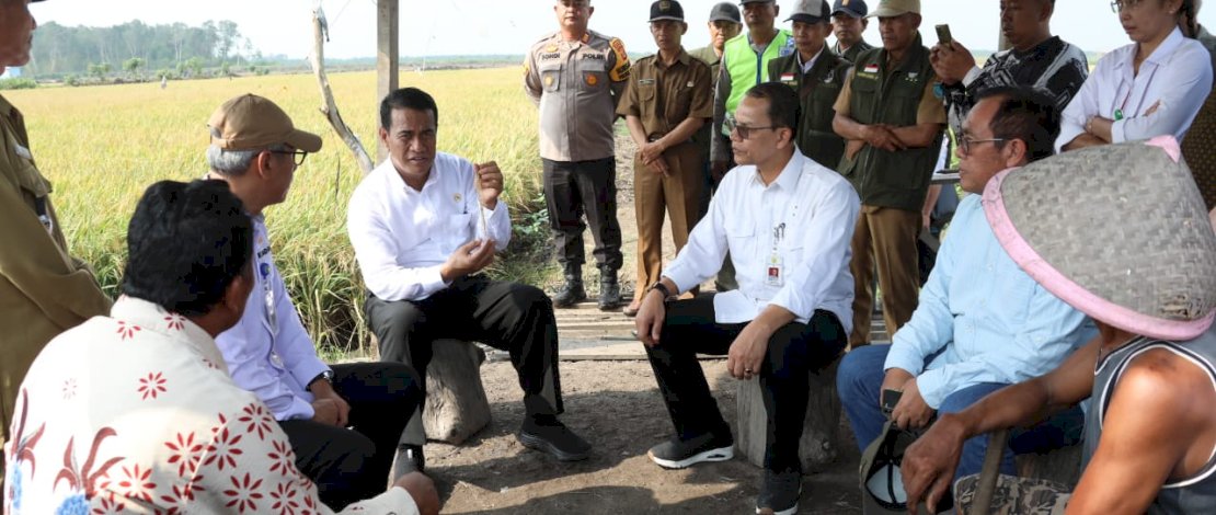 Mentan Amran seusai memantau lahan Rawa Lebak di Kab. Ogan Ilir, Sumatera Selatan pada Rabu (14/11/2023). Mentan Amran seusai memantau lahan Rawa Lebak di Kab. Ogan Ilir, Sumatera Selatan pada Rabu (14/11/2023).