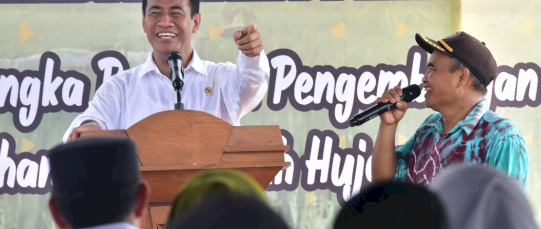 Mentan Amran saat meninjau lahan rawa tadah hujan di Desa Padang Kecamatan Bati-Bati, Kabupaten Tanah Laut, Kamis (16/11/2023).