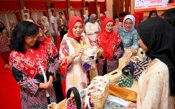 Tutup PKW Dekranasda, Sofha Marwah Bahtiar Gunakan Baju Berbahan Kain Ecoprint Karya Sendiri