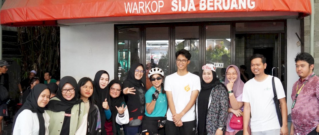 Alam Ganjar (tengah) didampingi BMI Kota Makassar ngopi di Warkop Sija. Alam Ganjar (tengah) didampingi BMI Kota Makassar ngopi di Warkop Sija.