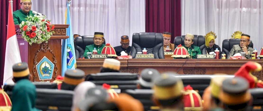 Pj Gubernur Provinsi Sulsel, Bahtiar Baharuddin, didampingi Pj Ketua TP PKK Sulsel Sofha Marwah Bahtiar, menghadiri peringatan Hari Ulang Tahun (HUT) Bantaeng ke-769, yang digelar melalui Rapat Paripurna DPRD Bantaeng, Kamis, 7 Desember 2023.