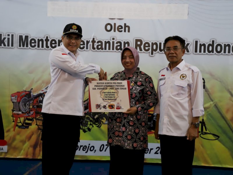 Wamentan Serahkan Bantuan Alsintan untuk Genjot Produksi di Purworejo