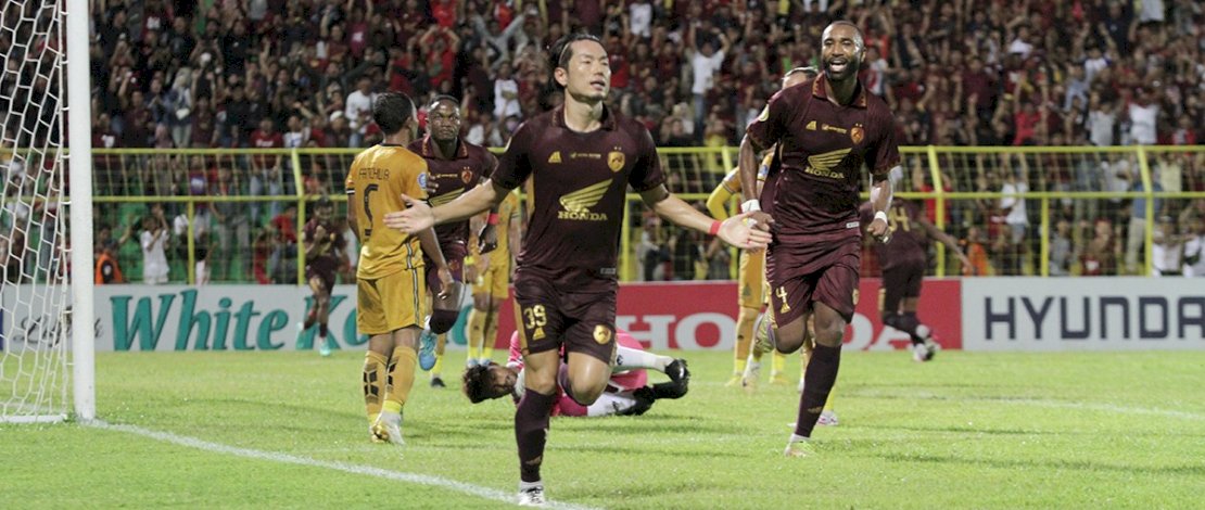 Pemain PSM Makassar Kenzo Nambu melakukan selebrasi usai membobol gawang Bhayangkara FC pada menit ke 59 pertandingan Laga lanjutan Liga 1 BRI 2023-2024