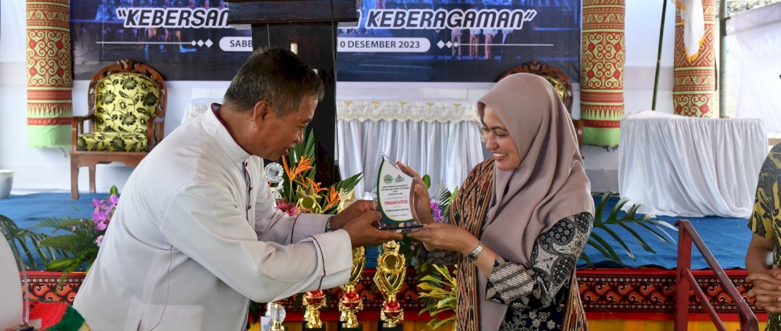 Indah Putri Indriani saat membuka Pesta Paduan Suara Gerejani Katolik (Pesparani Katolik 1) Tahun 2023, di Gereja Katolik Stasi Santo Paulus Rantebone, Desa Buangin, Kecamatan Sabbang Selatan, Sabtu, 9 Desember 2023.