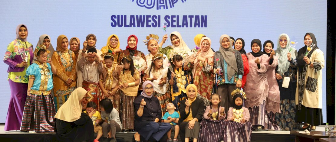 Penjabat Ketua Dekranasda Sulsel, Sofha Marwah Bahtiar, berfoto bersama anak-anak down syndrome dan para orangtua mereka. Penjabat Ketua Dekranasda Sulsel, Sofha Marwah Bahtiar, berfoto bersama anak-anak down syndrome dan para orangtua mereka.