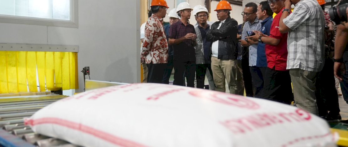 Penjabat Gubernur Sulsel, Bahtiar Baharuddin dan Forkopimda Sulsel, Wali Kota Makassar, Satgas Pangan Sulsel  dan Tim Pengendalian Inflasi Daerah Sulsel melakukan pengecekan bahan pokok, gula dan minyak goreng, di beberapa lokasi pergudangan di Makassar, Sabtu, 9 Desember 2023.