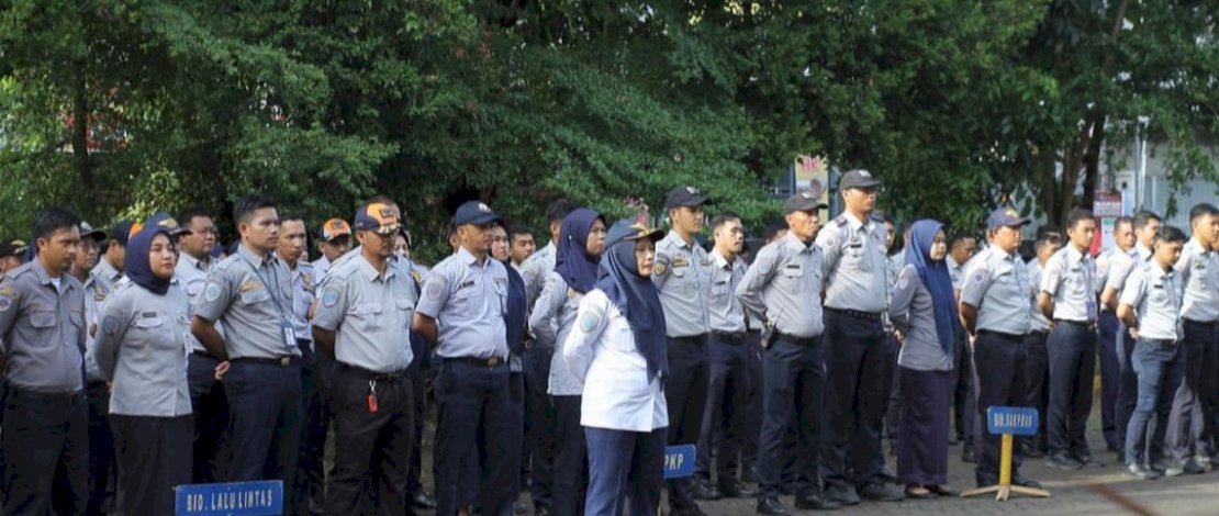 Pimpin Upacara, Kadishub Makassar Sampaikan Pesan Kedisiplinan