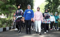 Sofha Marwah Bahtiar Senam Bersama Warga di Car Free Day Sudirman